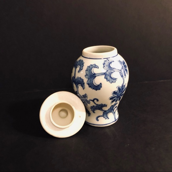 Miniature Chinoiserie Vase with Top - Picture 7 of 7